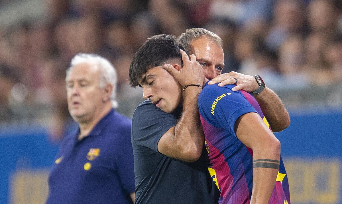 Hansi Flick abraza emocionado a Marc Bernal antes de darle entrada al partido Barça-Valencia la noche de su reaparición.