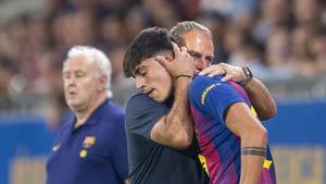 Hansi Flick abraza emocionado a Marc Bernal antes de darle entrada al partido Barça-Valencia la noche de su reaparición. 