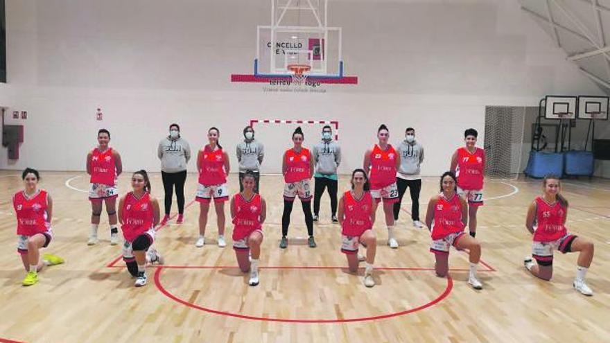 Plantilla y cuerpo técnico del Seis do Nadal, en una de las remodeladas canchas de Balaídos.