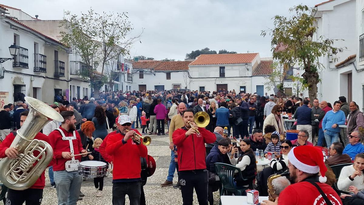 La música de charanga recorre las calles y bares del pueblo, creando un ambiente festivo que acompaña la jornada de las migas.