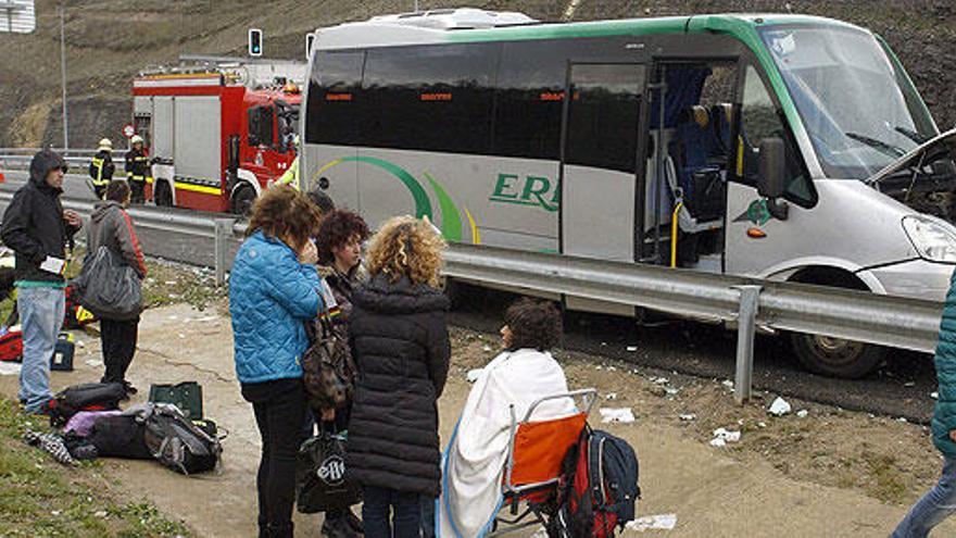 Pasajeros junto al microbús accidentado.