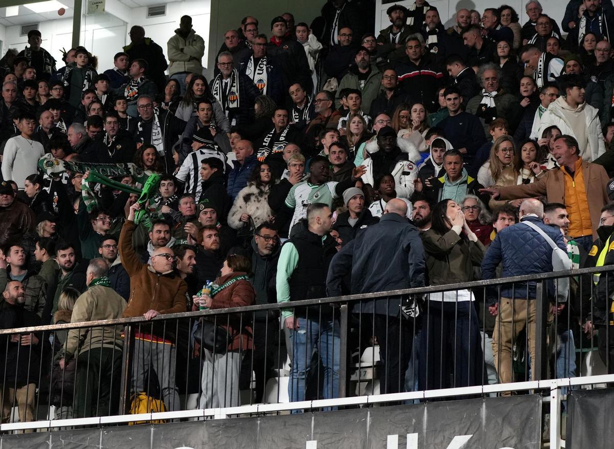 Galería | Nuevas imágenes del 'espectáculo' de los acompañantes del Racing en tribuna
