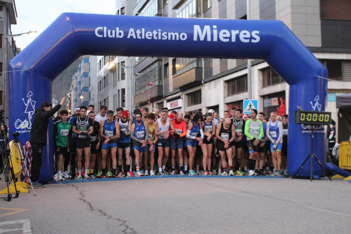 Todas las imágenes de la "San Silvestre" de Mieres: desde los más pequeños hasta los mayores, y con el "Grinch" siempre atento