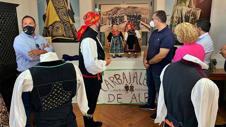 El alcalde y el diputado de Cultura durante una visita al Taller de Bordados de Carbajales de Alba. | Ch. S.