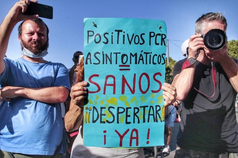 Concentración contra las mascarillas y las vacunas Santa Cruz de Tenerife  | 16/08/2020  | 16/08/2020 | Fotógrafo: María Pisaca Gámez