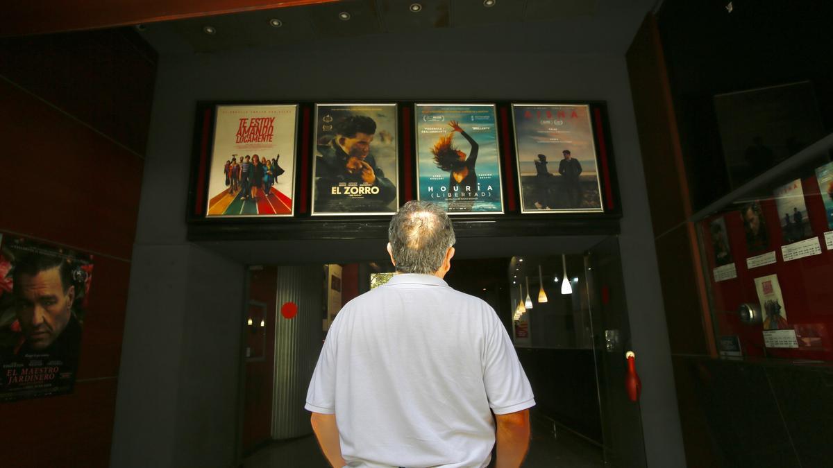 Un hombre en la entrada de los cines Boliche de Barcelona