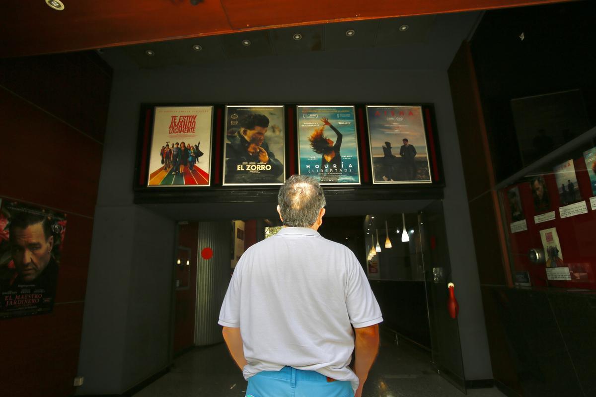 Un hombre en la entrada de los cines Boliche de Barcelona