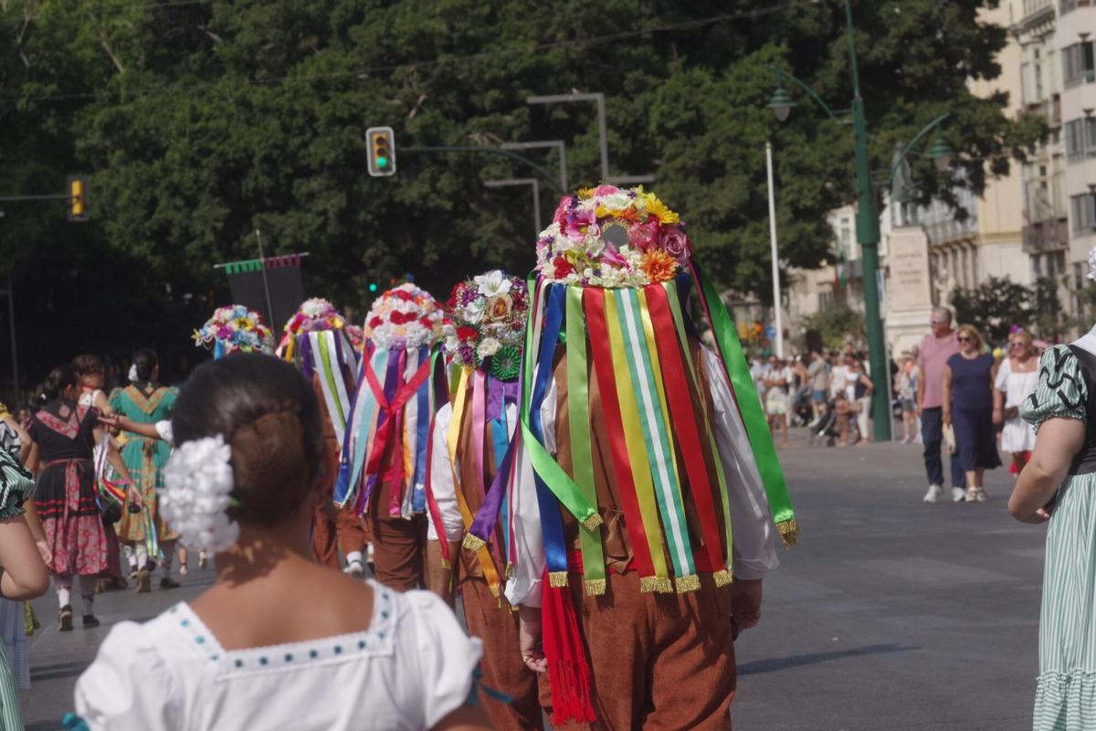 Málaga peregrina ante la Victoria para comenzar su Feria