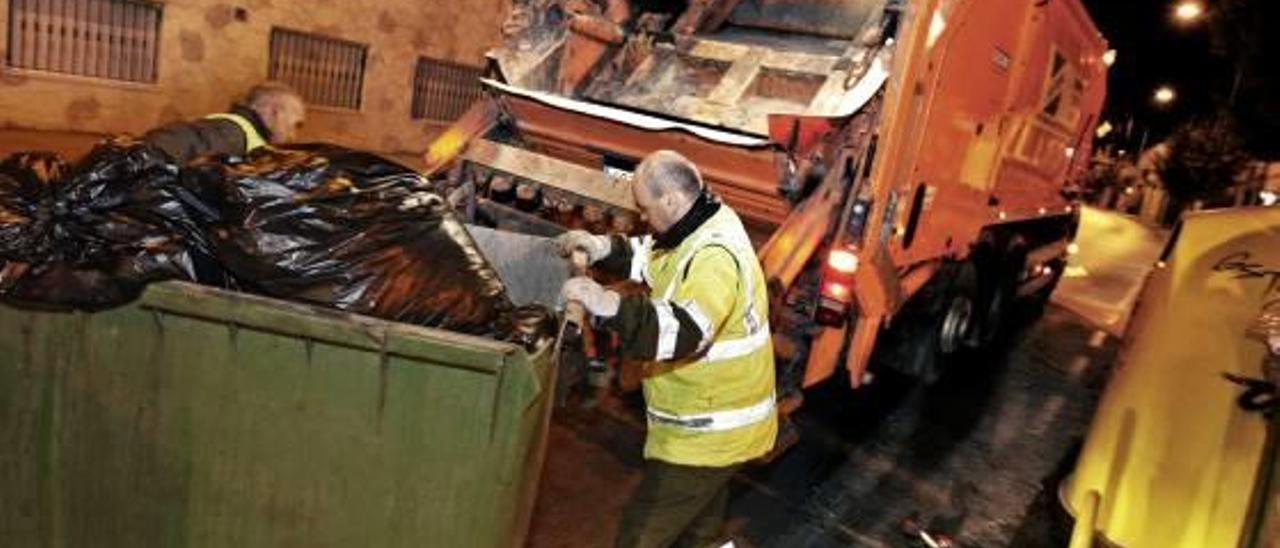 Imagen de operarios realizando trabajos de recogida de residuos sólidos urbanos.