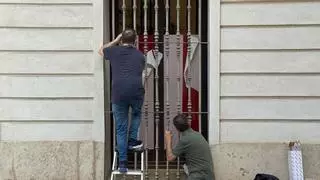PP y Vox tapan las ventanas de las oficinas de Compromís en las Corts para ocultar carteles de "Mazón dimisión"