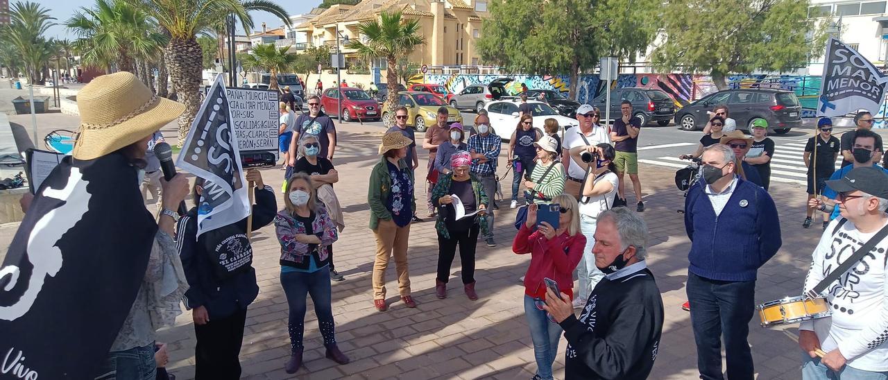 Los vecinos se han concentrado en el paseo marítimo de la Ribera, este sábado