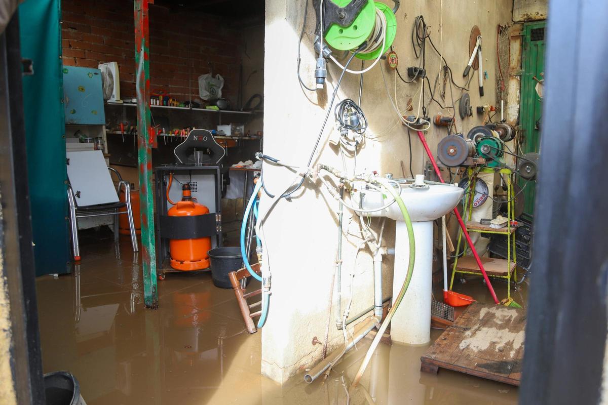 El patio de Manuel, inundado por la crecida del Guadiana.