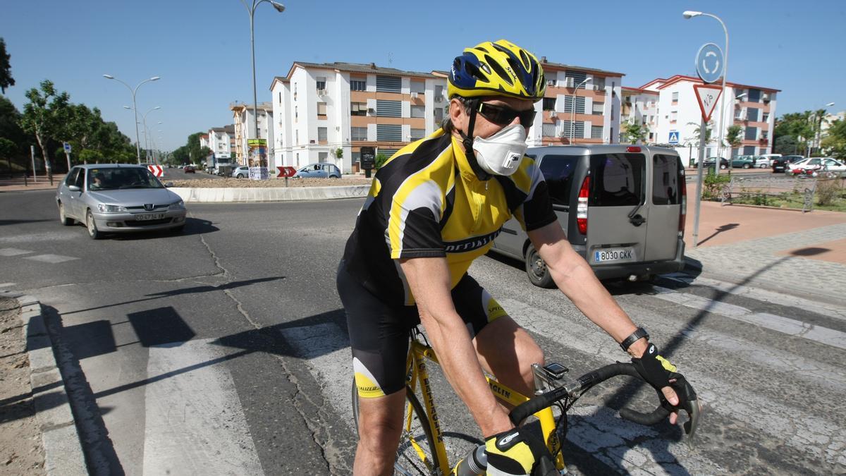 Un ciclista se protege con una mascarilla, que ayuda a prevenir los síntomas de la alergia.