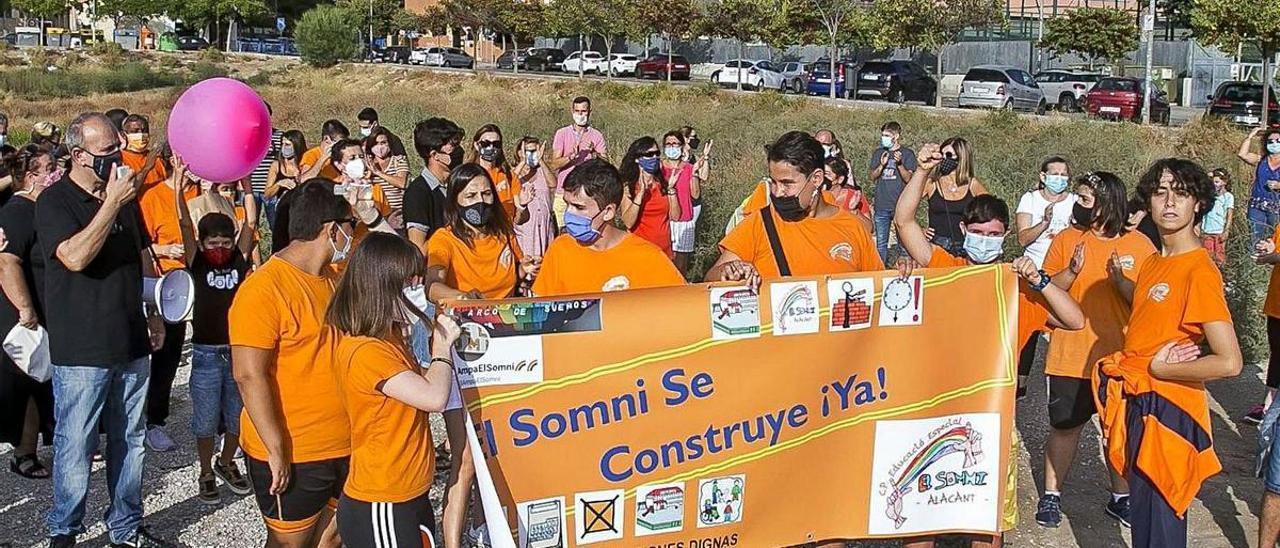 Protesta de familias del colegio El Somni, sobre el solar en el que se proyecta el nuevo centro.  |