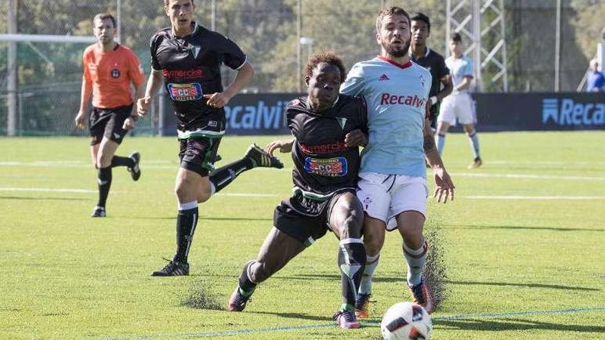 Un jugador del Celta presiona a un rival. // Cristina Graña