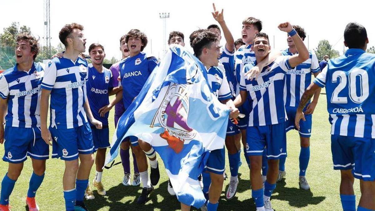 Los jugadores del Dépor celebran el campeonato de España en 2021. |  Pedro González