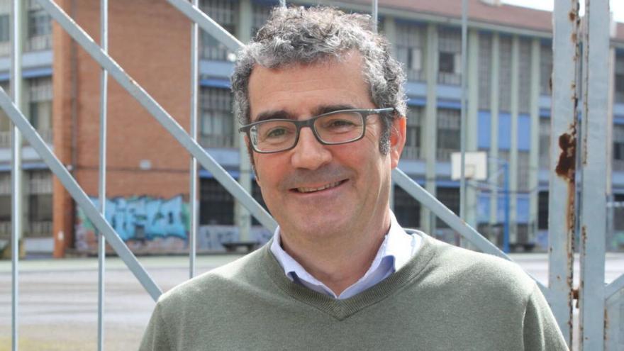 Gonzalo Rivaya delante del Instituto Alfonso II, donde estudió.