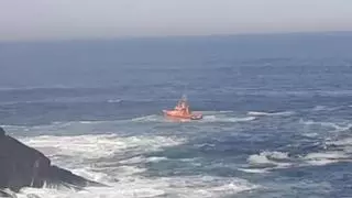 Salvamento rescata a dos tripulantes de una embarcación volcada en Oleiros