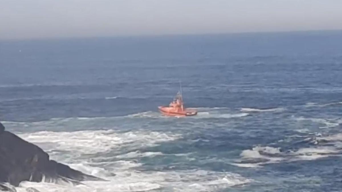 Salvamento rescata a dos tripulantes de una embarcación volcada en Seixo Branco