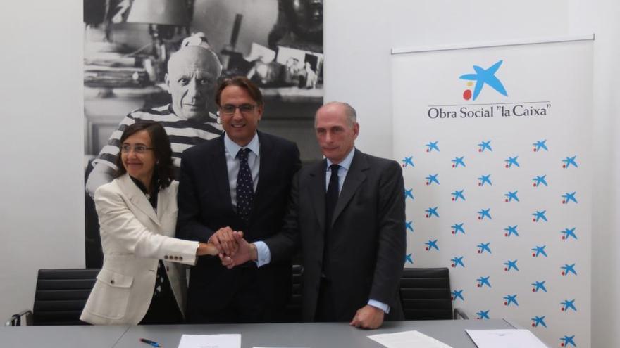 La consejera andaluza de Cultura, Rosa Aguilar, el director territorial de CaixaBank en Andalucía Oriental, Victorino Lluch, y el presidente del consejo ejecutivo del MPM, Bernard Ruiz-Picasso