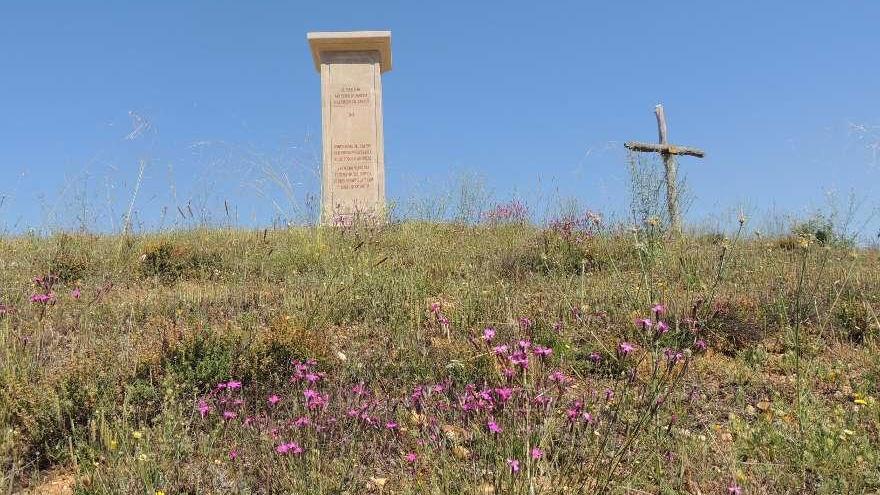 La esculutura coronando la colina en San Pedro de Zamudia.