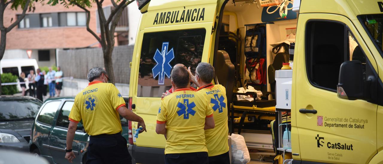 Una ambulància al carrer Joana Herms de Manresa