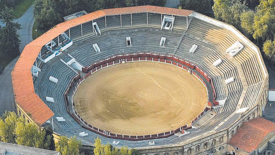 Cómo se convirtió la plaza de toros de Oviedo en una selva: las imágenes aéreas del avance de su deterioro