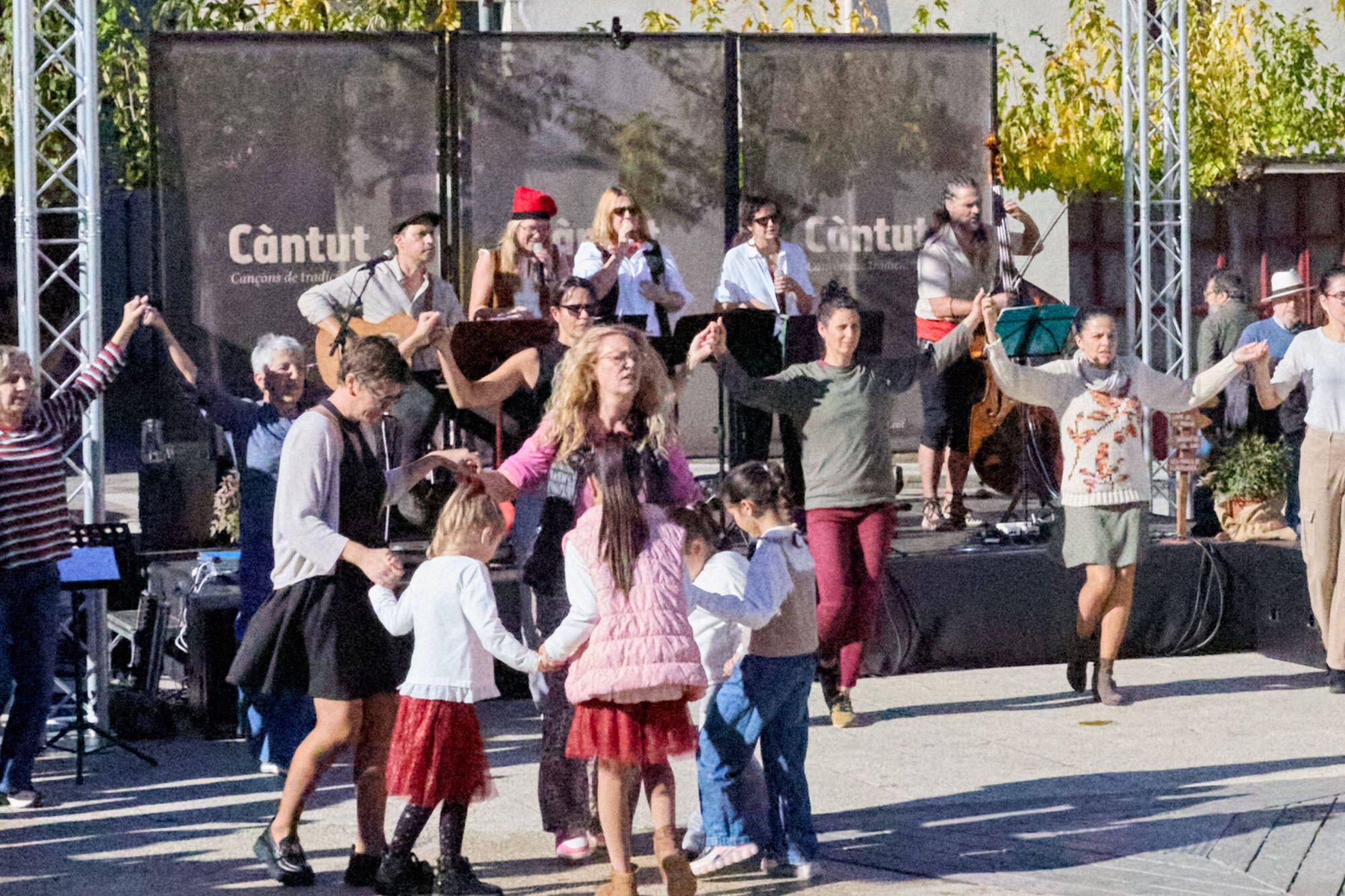 Sardanes amb Les Anxovetes a la plaça de la Coma de Cassa de la Selva