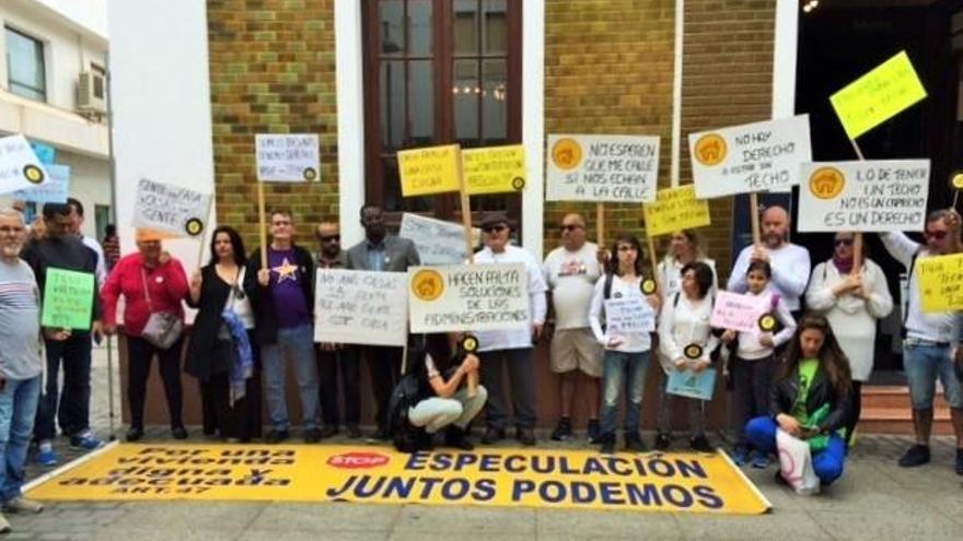 Algunas de las pancartas y asistentes en Arrecife, hoy, a la concentración en defensa de una vivienda digna en Lanzarote.