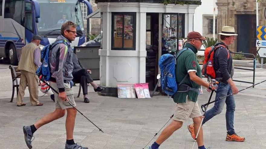 Un grupo de peregrinos realizando el Camino Portugués. // Fdv