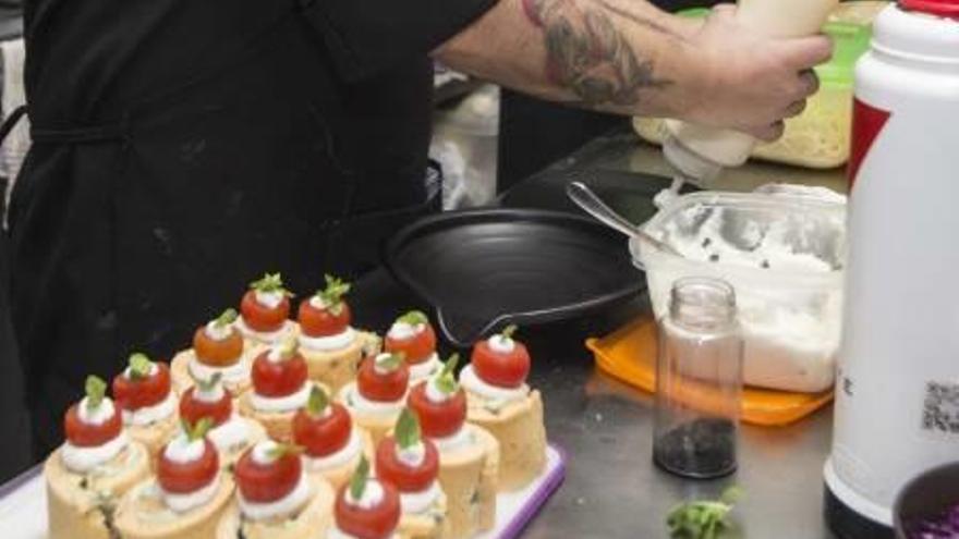 Pinchos en un restaurante vegano de Alicante. A la derecha, productos ecológicos en un súper.