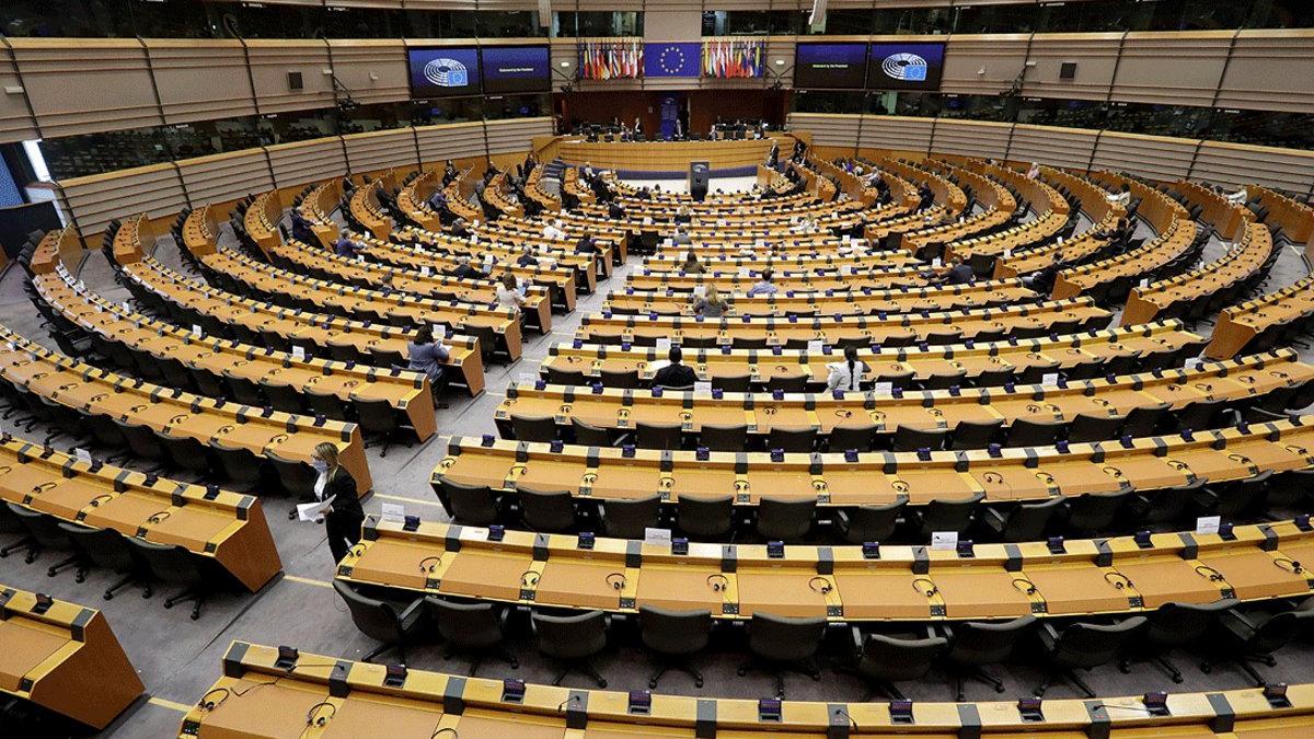 El Parlamento Europeo en Bruselas, prácticamente vacío, durante un pleno para debatir de forma urgente las propuestas legislativas para combatir el covid-19, el 16 de abril