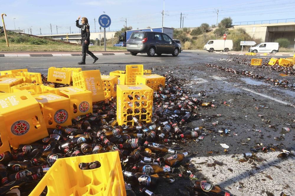 Un camión cargado de botellines de cerveza pierde su mercancía en Xàtiva