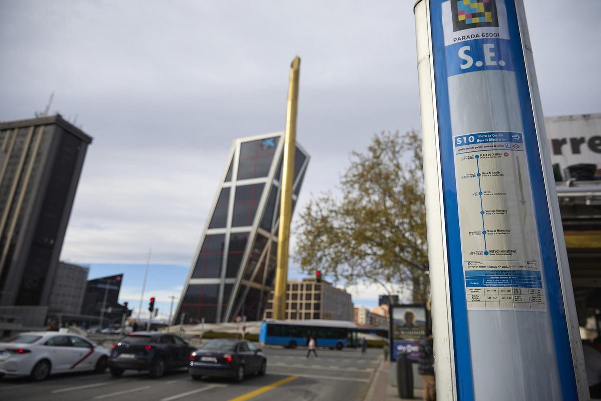 Archivo - Parada de autobús del servicio especial gratuito para sustituir a la L10 de Metro