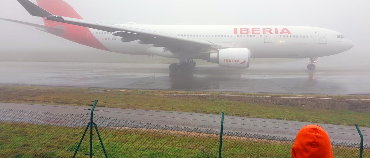 Imagen de un avión de Iberia en el aeropuerto de Peinador en 2020