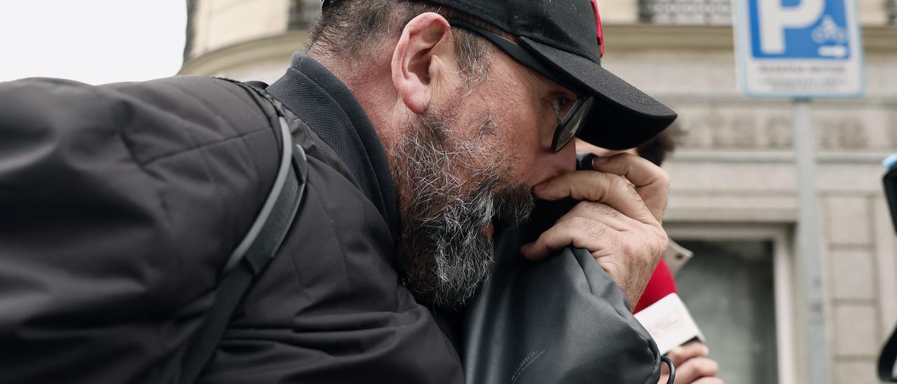 Koldo García, tapándose ante los medios cerca del juzgado.