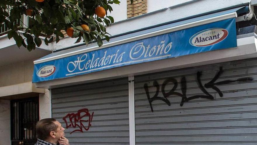 Un hombre pasa junto a la heladería donde se halló el cadáver.