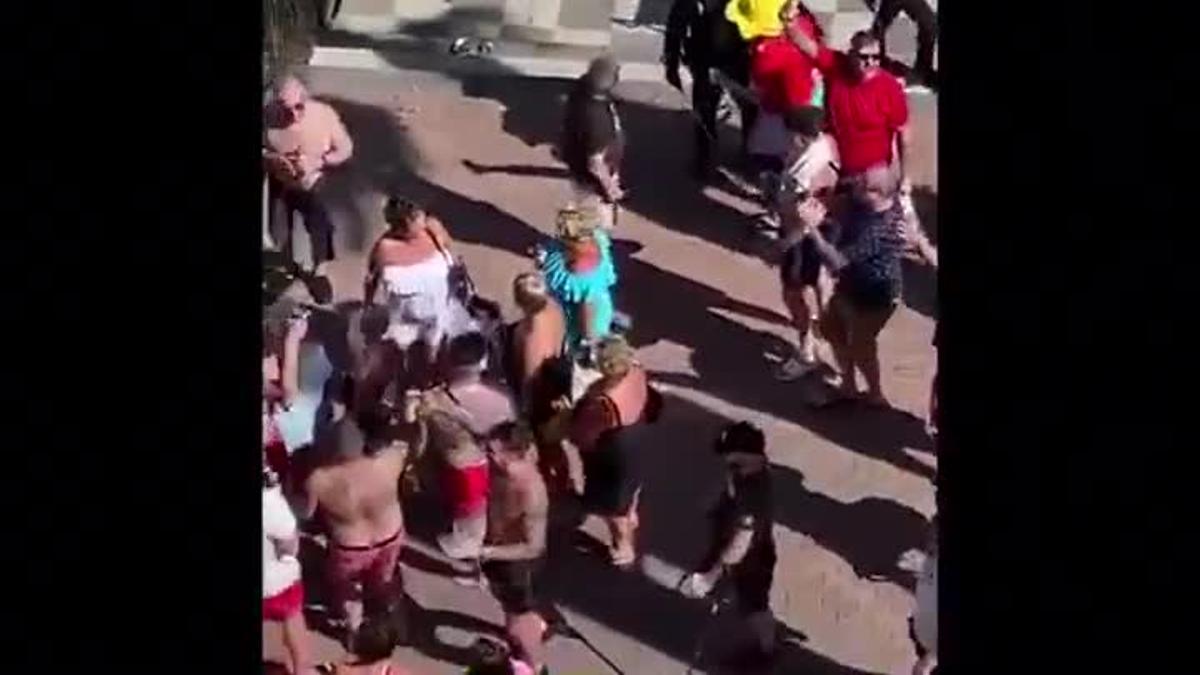 Turistas en Benidorm se resisten a abandonar las terrazas pese a las órdenes de la policía local