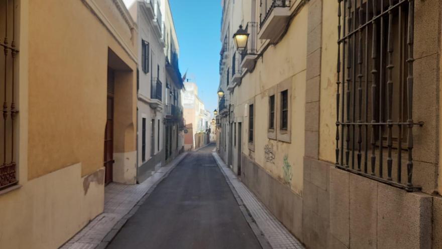 Farolas encendidas durante el día en el Casco Antiguo de Badajoz por una avería