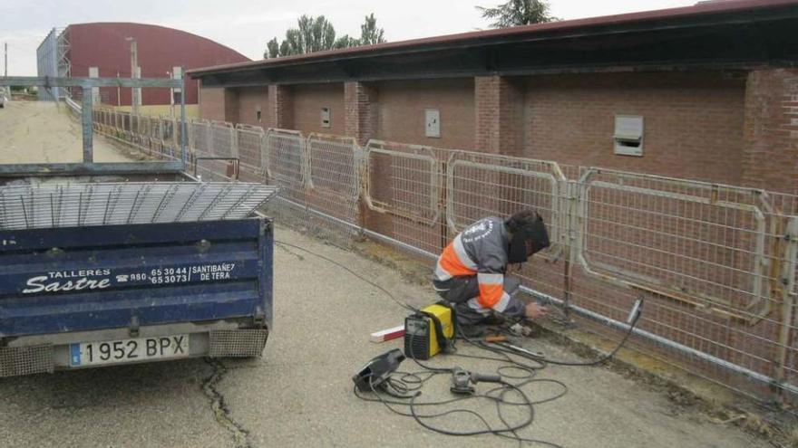 Un operario realiza trabajos en Camarzana de Tera en el marco de un anterior Plan de Empleo.