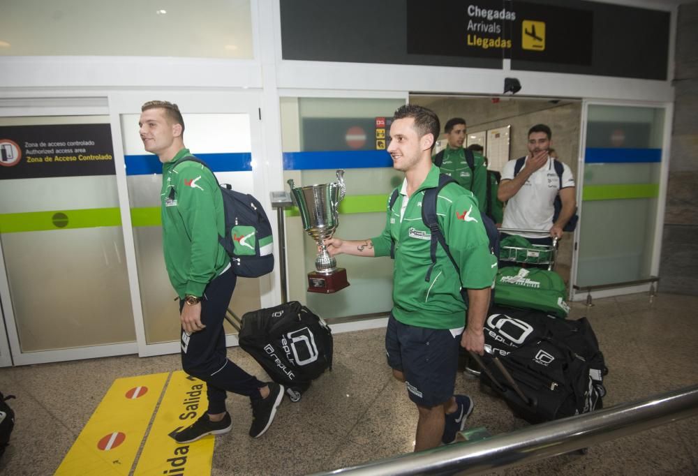 Los jugadores del Liceo regresan a casa tras conquistar la Supercopa de España