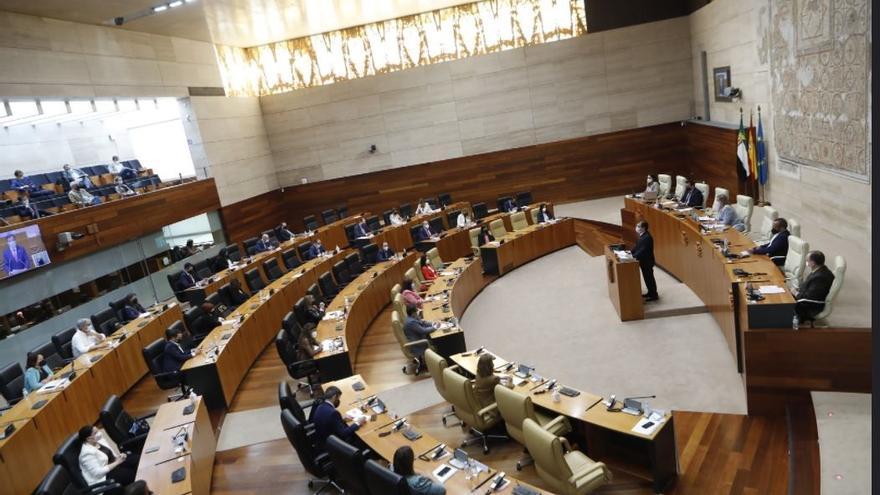 Un momento de la intervención de Fernández Vara este miércoles en el Debate en la Asamblea