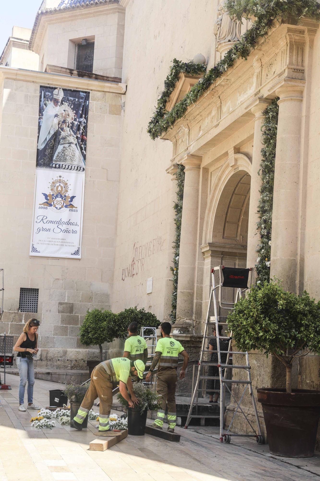 Preparación de la Concatedral para recibir a la Santa Faz por su procesión conjunta con la Virgen del Remedio