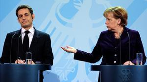 El president frances Nicolás Sarkozy i la cancellera alemanya Angela Merkel s’han reunit aquest dilluns a Berlín per preparar la cimera extraordinària de finals de mes.