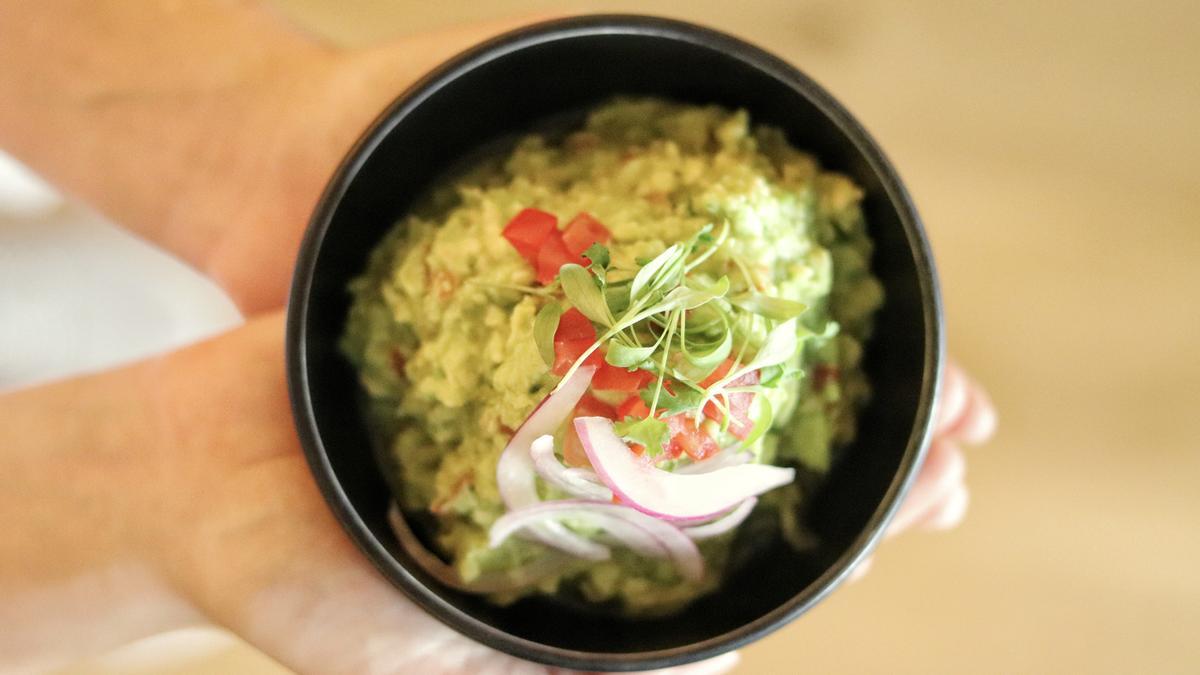 El guacamole sí puede llevar tomate y cebolla.