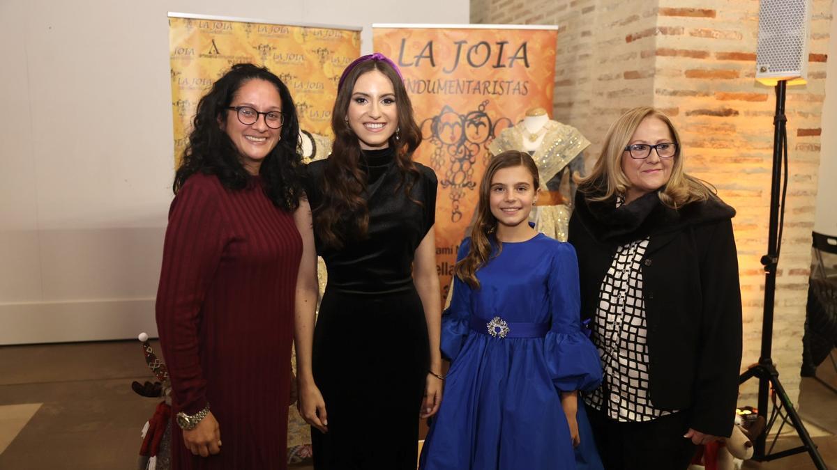 María Estela, con los responsables de La Joia Indumentaristas