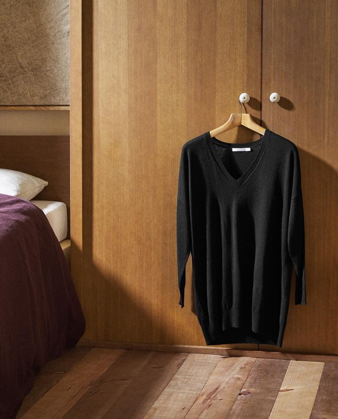 Jersey de lana merino 100% efecto melange con cuello a pico, de Zara Home (19,99 euros)