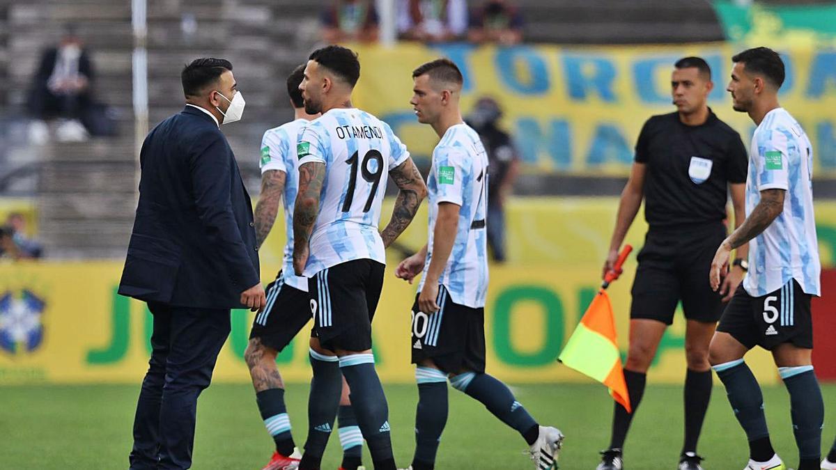 Els jugadors argentins s’encaren amb el membre de l’Agència sanitària de Brasil