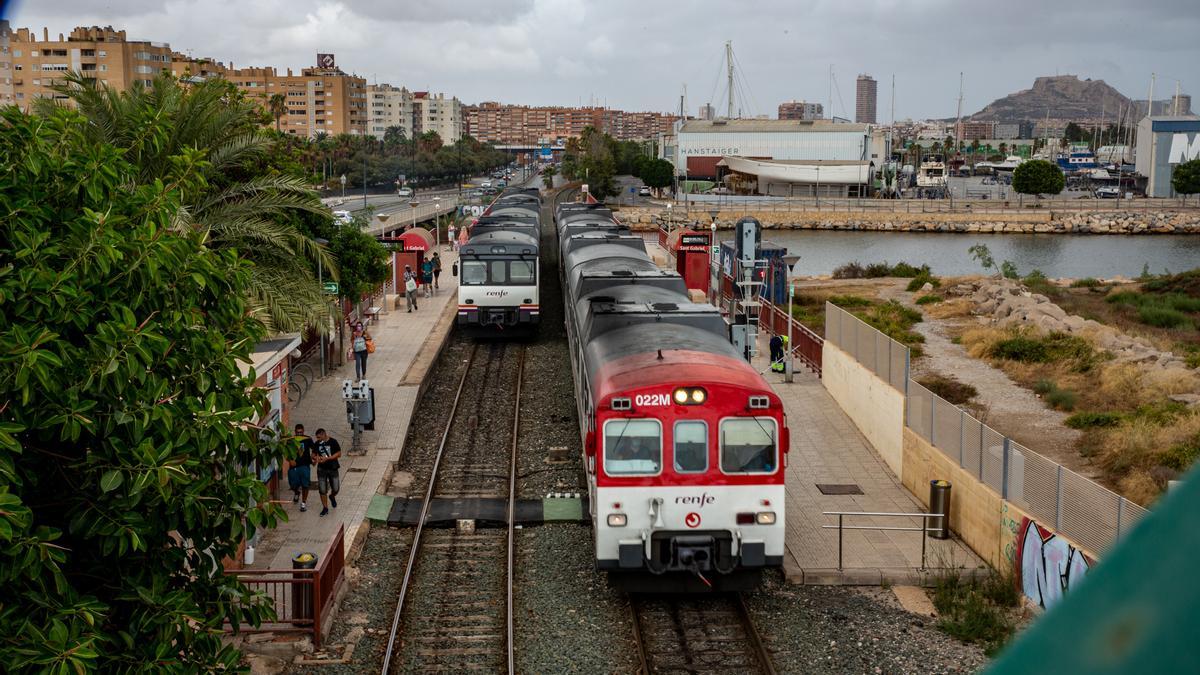 Un tren de cercanías y otro de media distancia en el apeadero de San Gabriel, en Alicante.