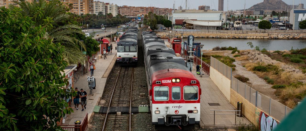 Un tren de cercanías y otro de media distancia en el apeadero de San Gabriel, en Alicante.